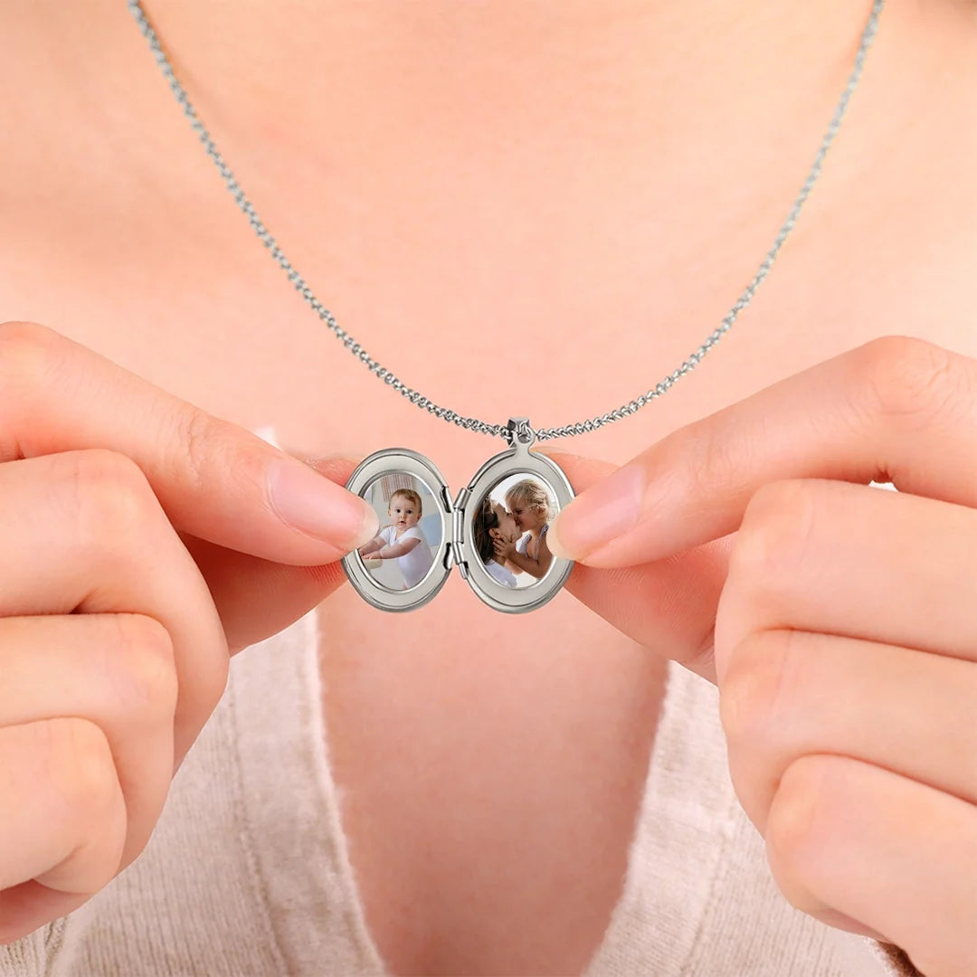 Collana portafoto ovale incisa