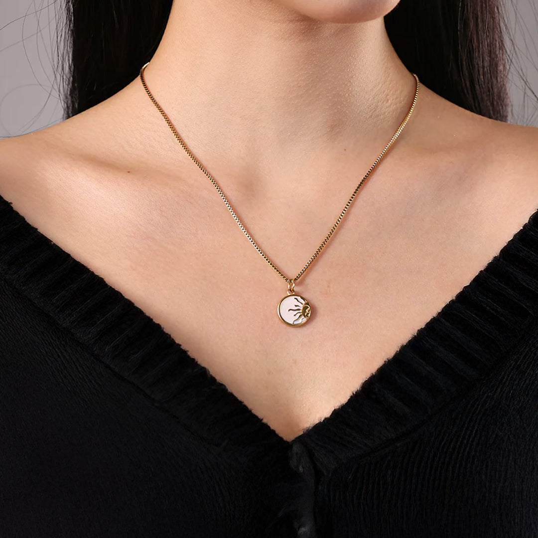 Collana girocollo con ciondolo a forma di sole smaltato