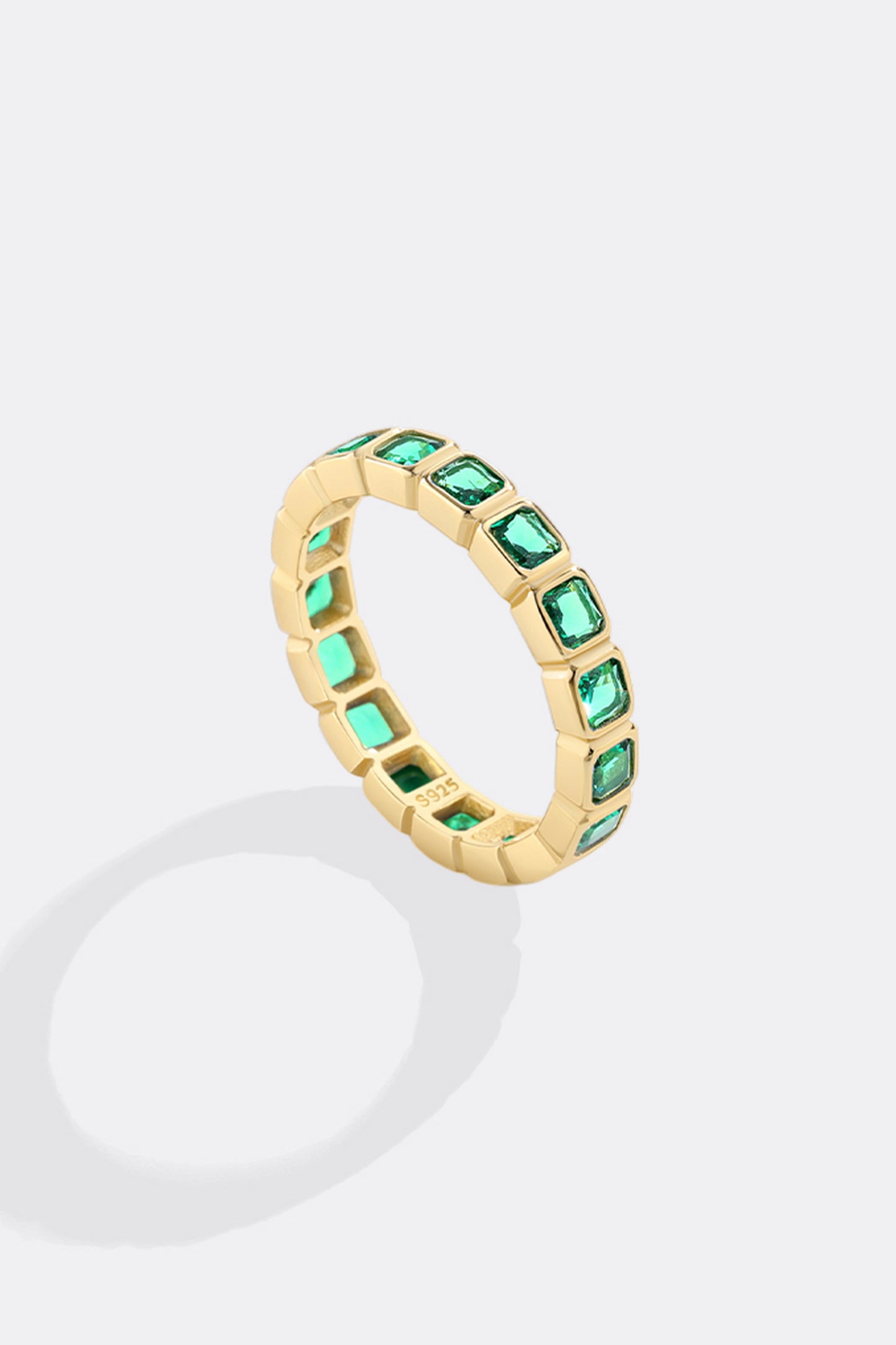 Smaragdgeschliffener Geburtsstein-Eternity-Ring