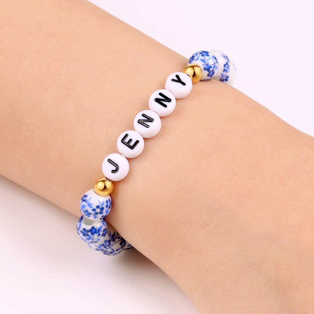 Bracciale con nome personalizzato in porcellana blu e perline floreali