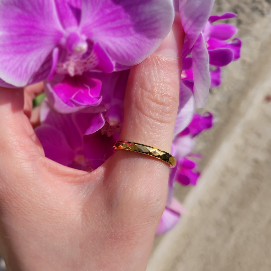 Zierlicher gehämmerter Ring mit Drehfunktion