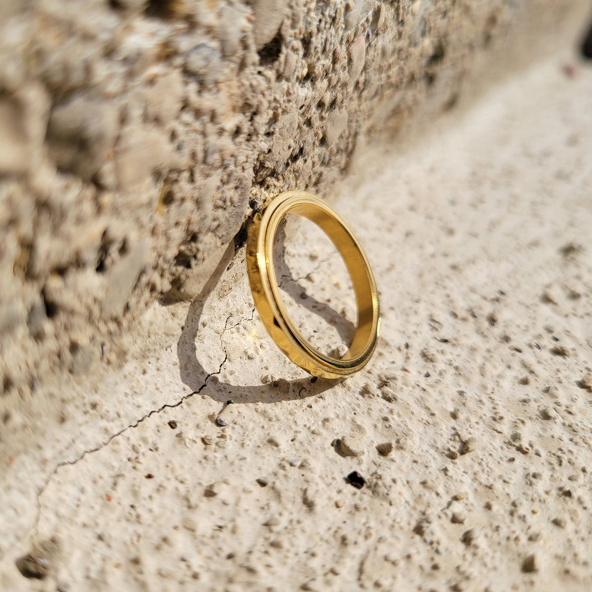 Zierlicher gehämmerter Ring mit Drehfunktion