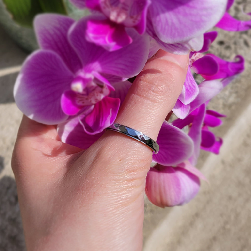 Zierlicher gehämmerter Ring mit Drehfunktion