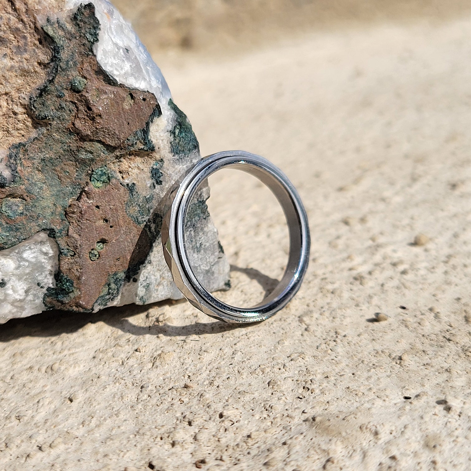 Zierlicher gehämmerter Ring mit Drehfunktion