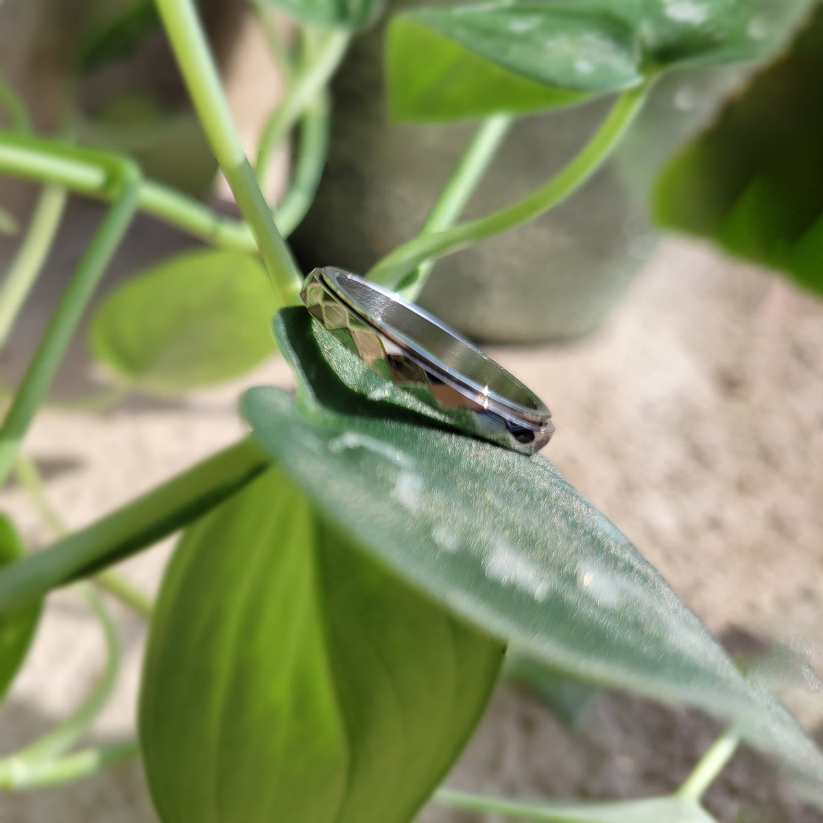 Zierlicher gehämmerter Ring mit Drehfunktion