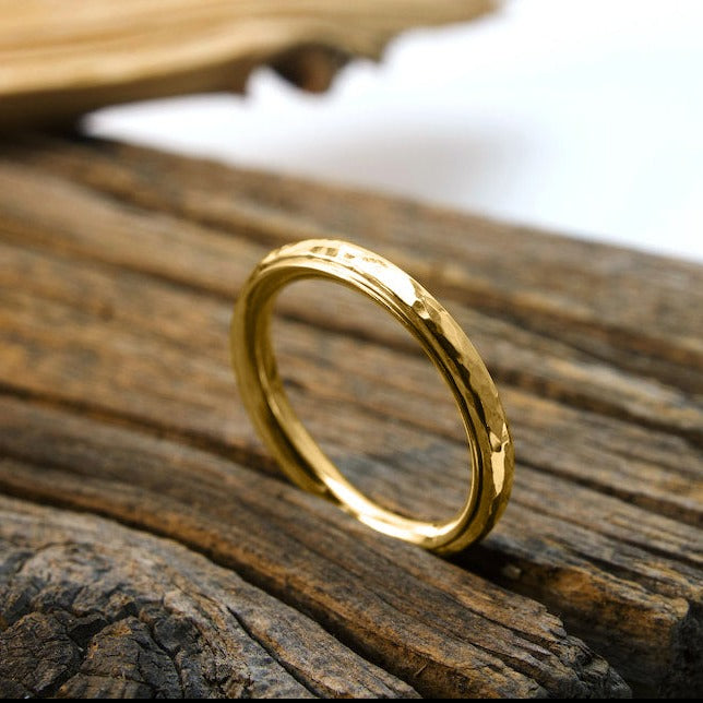 Zierlicher gehämmerter Ring mit Drehfunktion