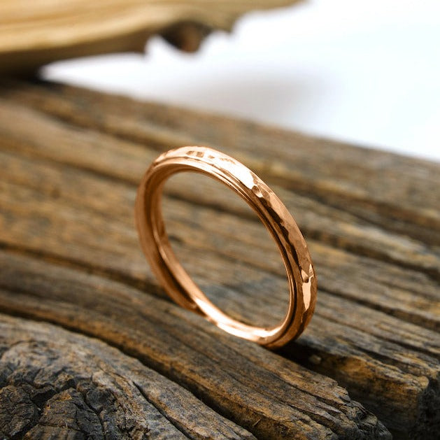 Zierlicher gehämmerter Ring mit Drehfunktion
