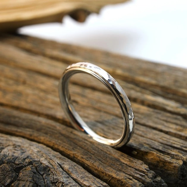 Zierlicher gehämmerter Ring mit Drehfunktion