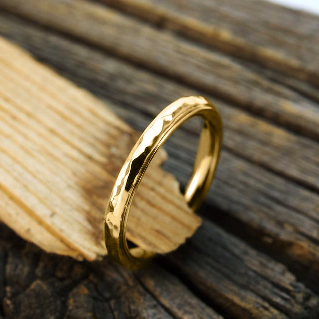 Zierlicher gehämmerter Ring mit Drehfunktion
