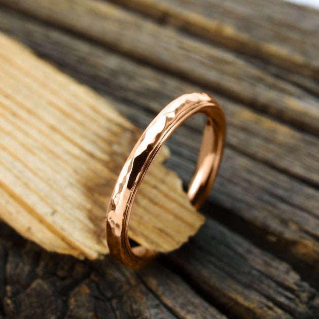 Zierlicher gehämmerter Ring mit Drehfunktion