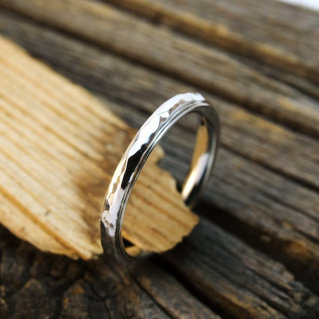 Zierlicher gehämmerter Ring mit Drehfunktion