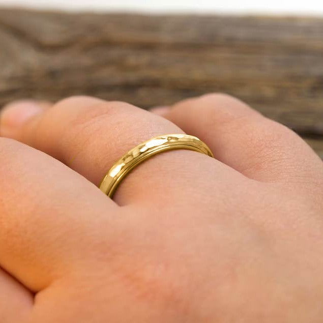 Zierlicher gehämmerter Ring mit Drehfunktion