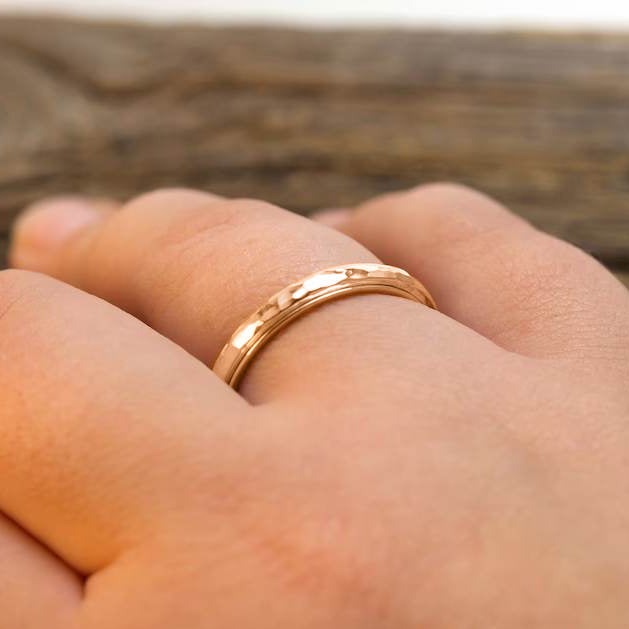 Zierlicher gehämmerter Ring mit Drehfunktion