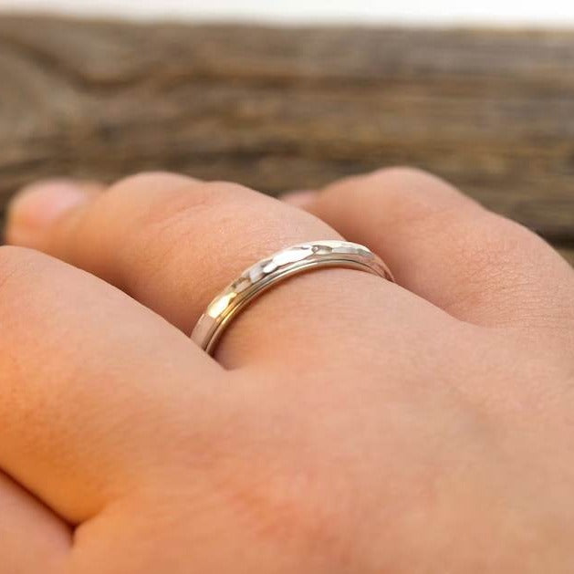 Zierlicher gehämmerter Ring mit Drehfunktion