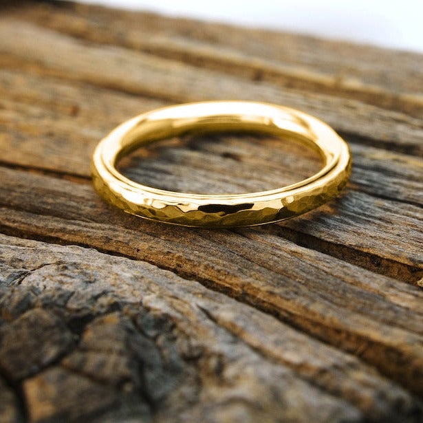 Zierlicher gehämmerter Ring mit Drehfunktion