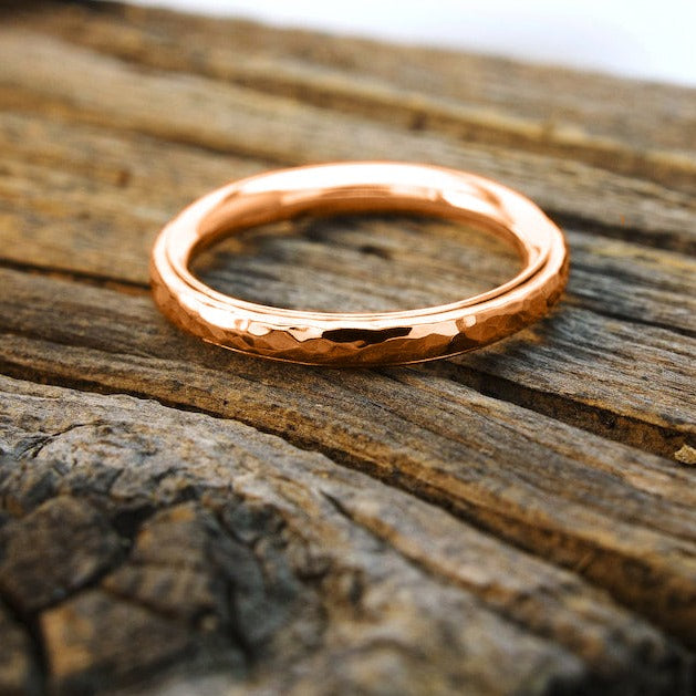 Zierlicher gehämmerter Ring mit Drehfunktion