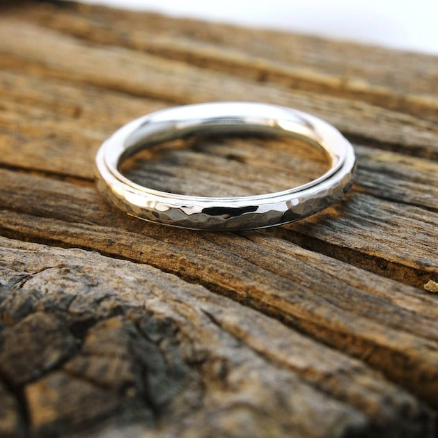 Zierlicher gehämmerter Ring mit Drehfunktion