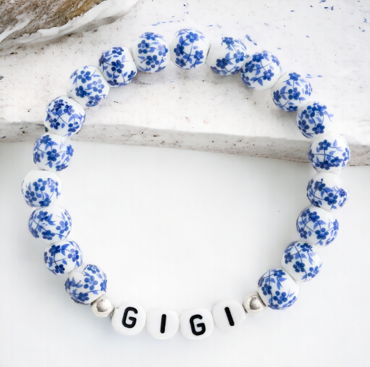 Bracciale con nome personalizzato in porcellana blu e perline floreali