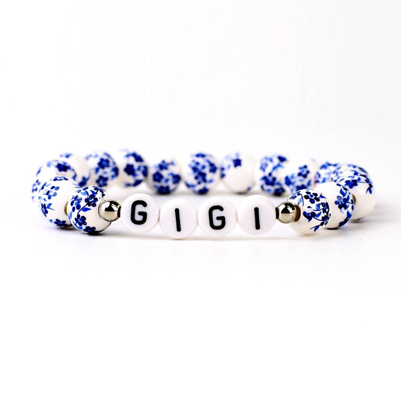 Bracciale con nome personalizzato in porcellana blu e perline floreali
