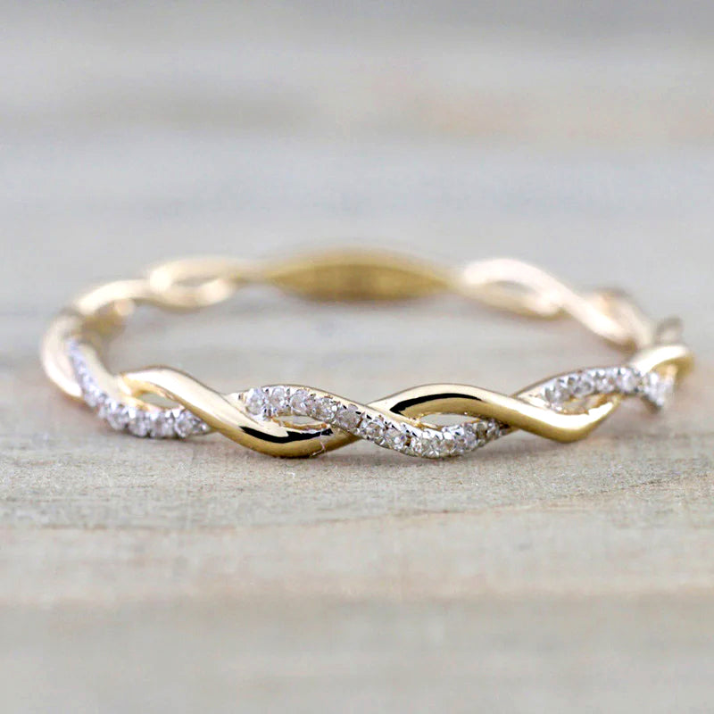 Zierlicher Stapelring mit Pavé-Twist