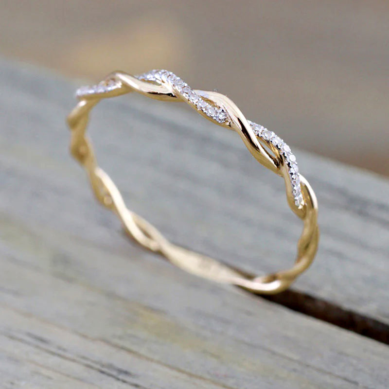 Zierlicher Stapelring mit Pavé-Twist
