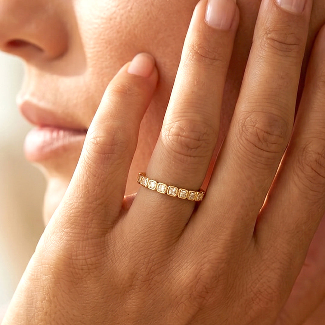 Smaragdgeschliffener Geburtsstein-Eternity-Ring